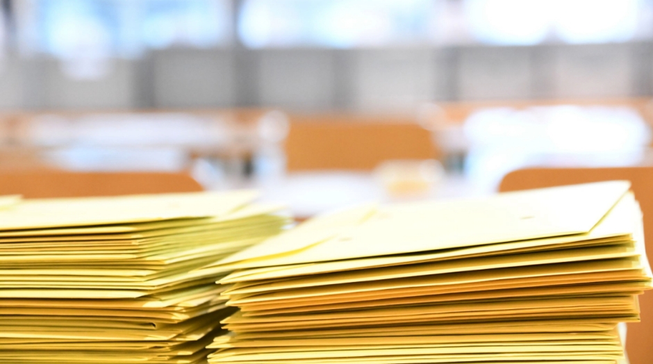 Ein Stapel gelber Wahlcouverts